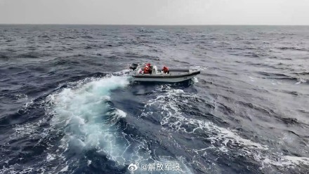 海军护航编队许昌舰紧急救治商船受伤船员