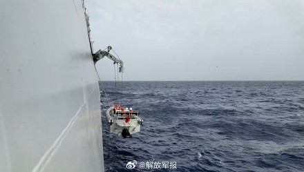 海军护航编队许昌舰紧急救治商船受伤船员