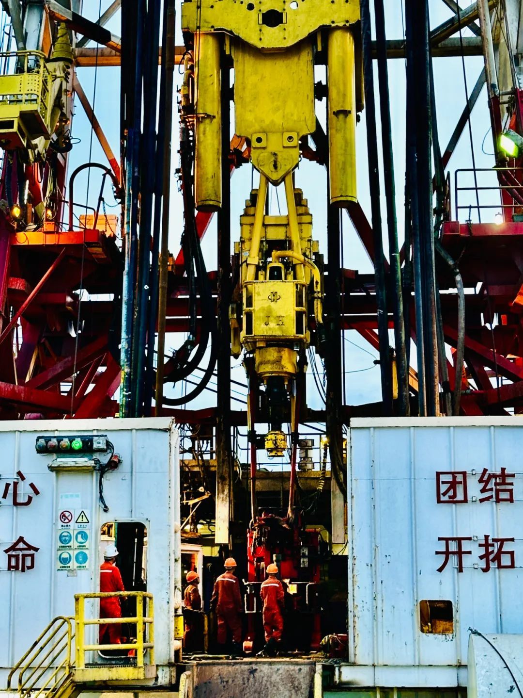 在海上“孤岛”当工人