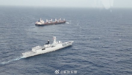 海军护航编队许昌舰紧急救治商船受伤船员