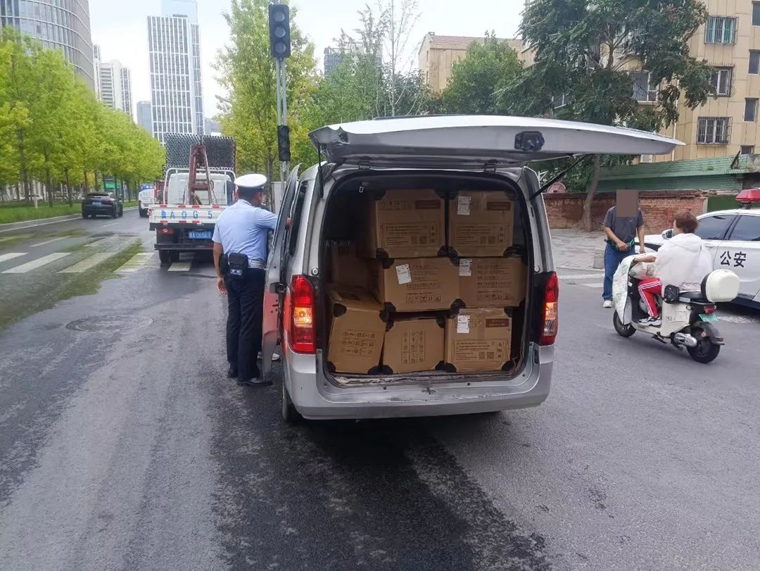 都是7座车 一个塞满人一个塞满货