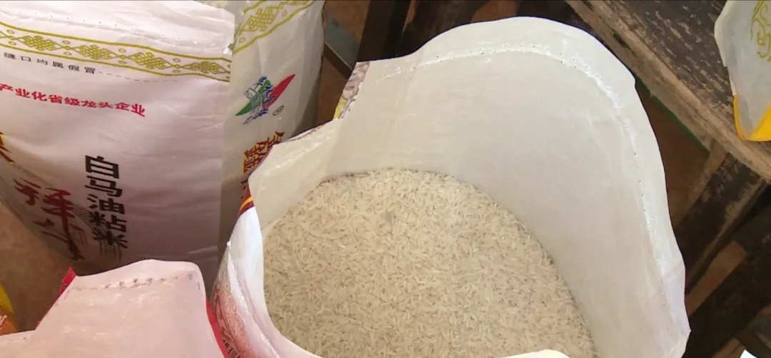 密密麻麻!大量黑虫冒出,原来是…… 密密麻麻!大量黑虫冒出,原来是……