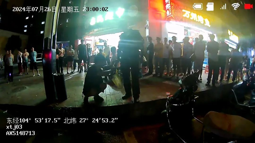 人才！镇雄一男子酒后在公共场合“遛蛇”被拘留