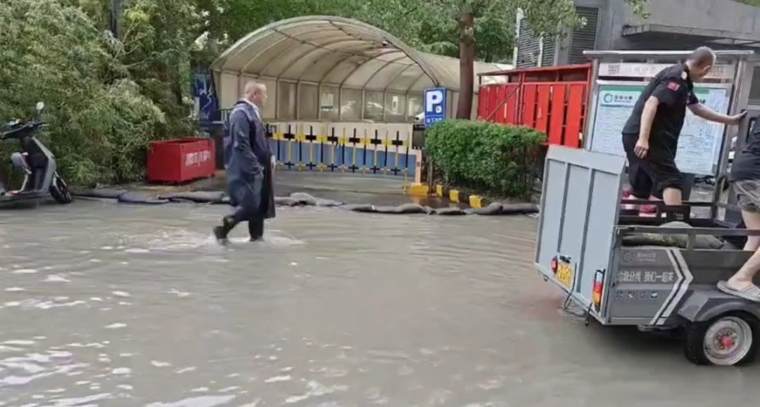 一下大雨车库变“水库”！北京这小区业主还能踏实停车吗？