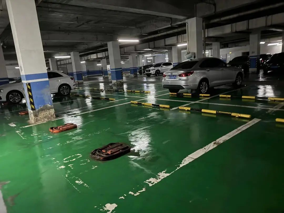 一下大雨车库变“水库”！北京这小区业主还能踏实停车吗？