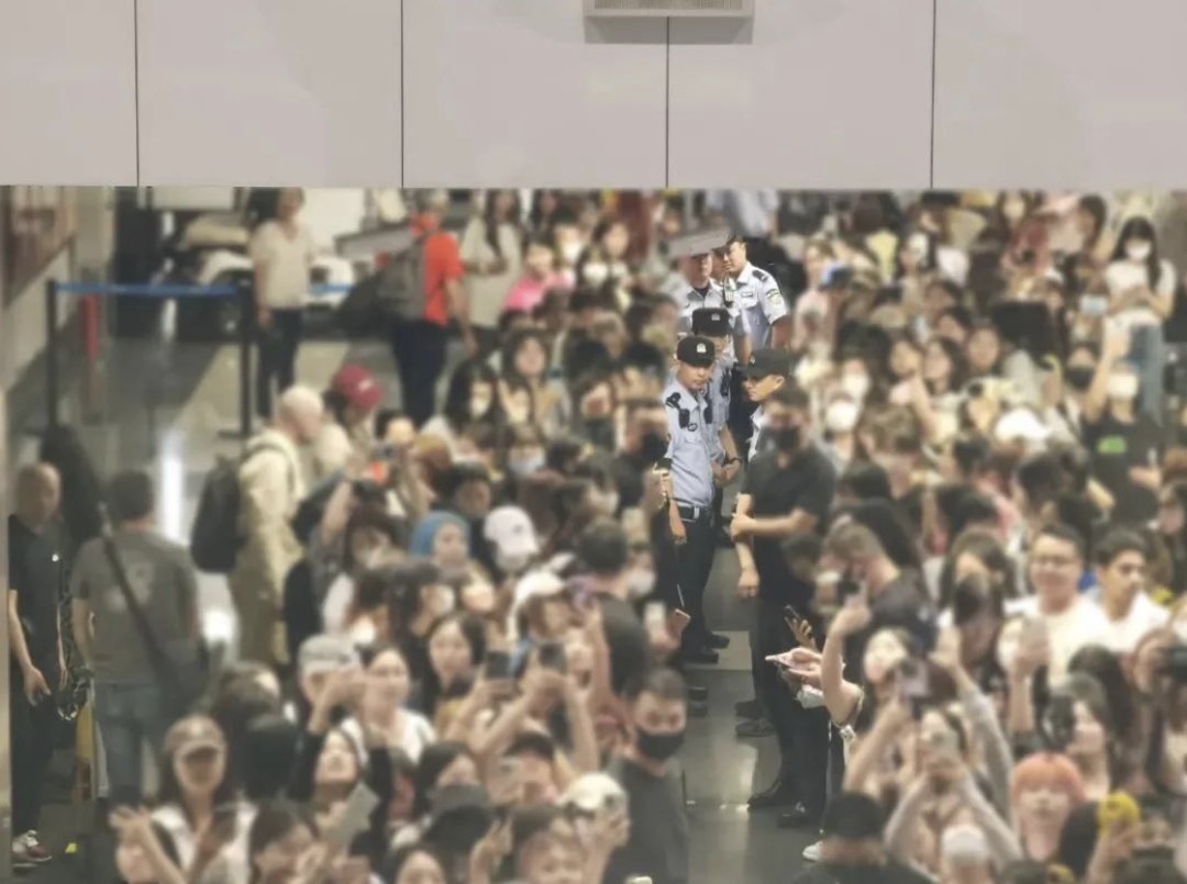 追踪|疯狂“追星”扰乱机场秩序,数百人被拘留、罚款,多人被追刑责! 追踪|疯狂“追星”扰乱机场秩序,数百人被拘留、罚款,多人被追刑责!