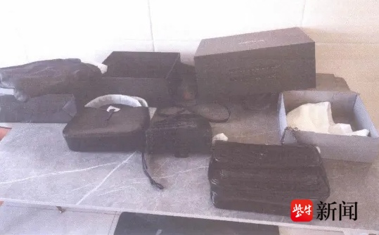 “买真退假”掉包10个奢侈品包获利19万余元，判刑！