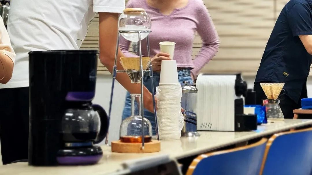 学校里的树应该怎么爬？！网友：“看完觉得我也行了……”