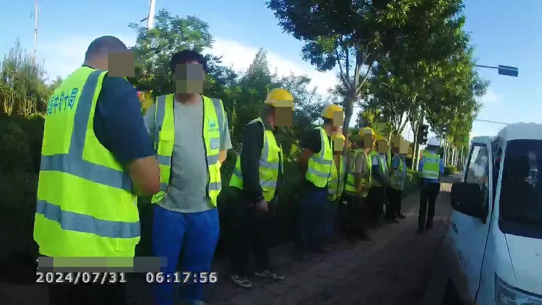都是7座车 一个塞满人一个塞满货