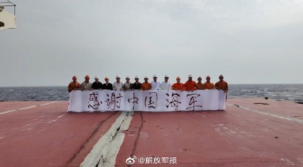 海军护航编队许昌舰紧急救治商船受伤船员