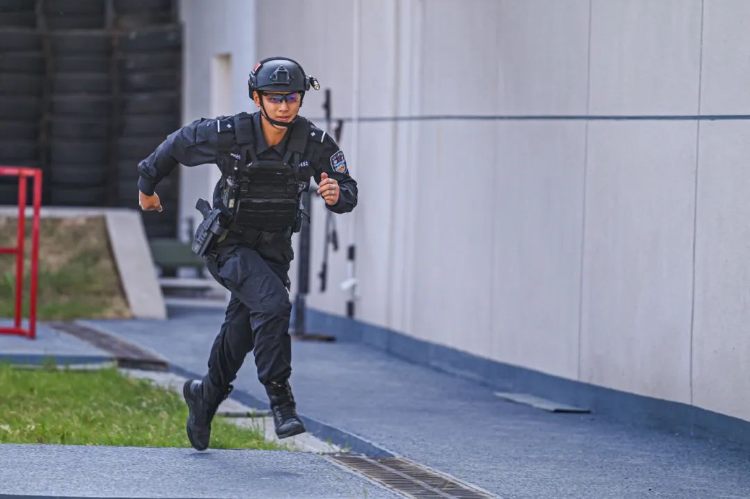 三伏天的硬汉!直击特警练兵现场! 三伏天的硬汉!直击特警练兵现场!