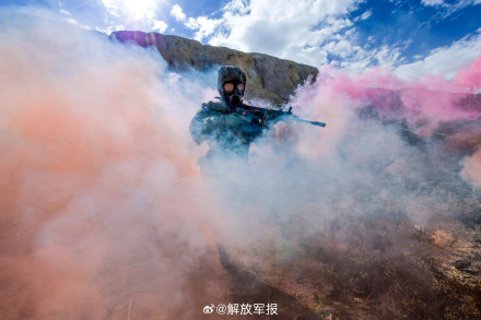 屏住呼吸！看防化分队综合防护演练