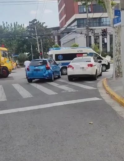 惊险！“接连几声巨响”，上海市中心5车追尾，万幸无人伤亡