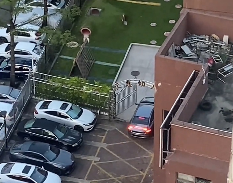 男子疯狂踢踹多车后视镜 驾车撞开幼儿园铁门，警方通报→