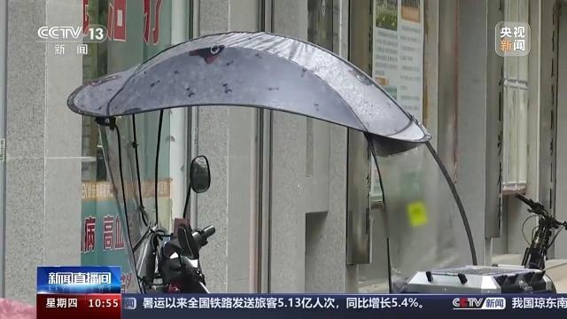 风挡雨篷变“夺命伞”?交警提示:电动车不装它行驶更安全 风挡雨篷变“夺命伞”?交警提示:电动车不装它行驶更安全