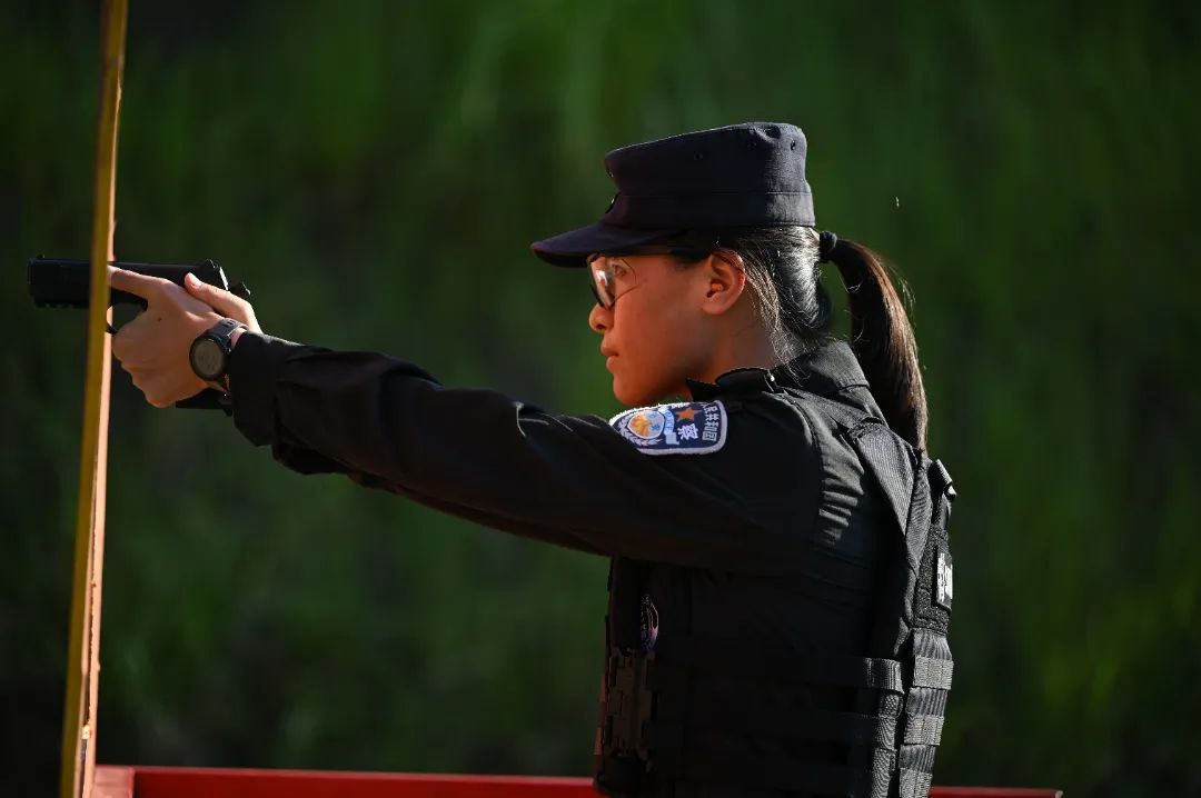 三伏天的硬汉!直击特警练兵现场! 三伏天的硬汉!直击特警练兵现场!