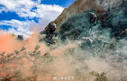 屏住呼吸！看防化分队综合防护演练