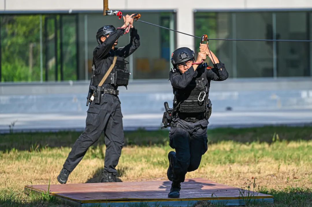 三伏天的硬汉!直击特警练兵现场! 三伏天的硬汉!直击特警练兵现场!