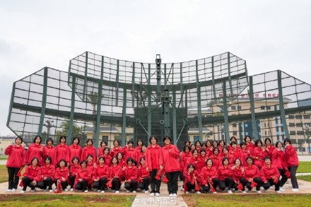 张桂梅携师生们走进空军雷达部队
