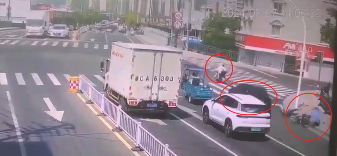 温州乐清一辆特斯拉冲撞多辆电瓶车后损毁严重，当地：有2人受伤，交警正处理