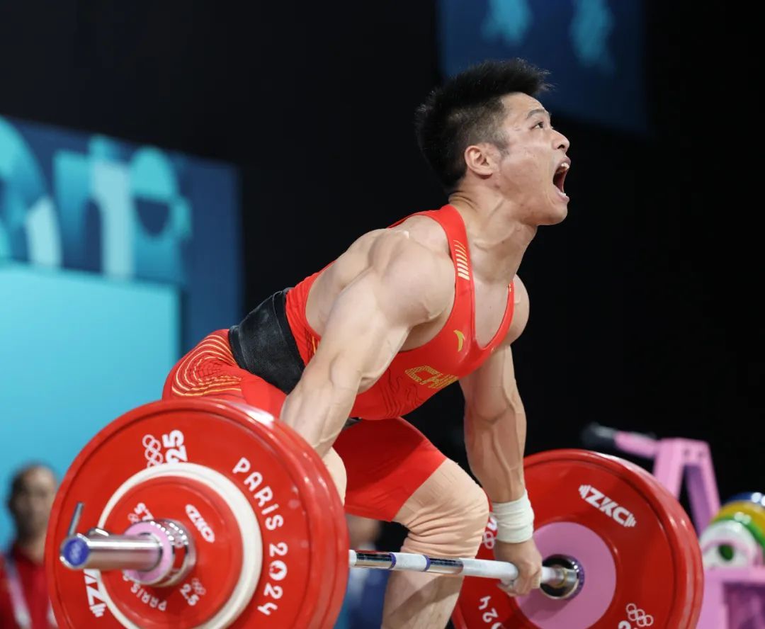 中国力士闪耀巴黎！李发彬卫冕举重男子61公斤级冠军