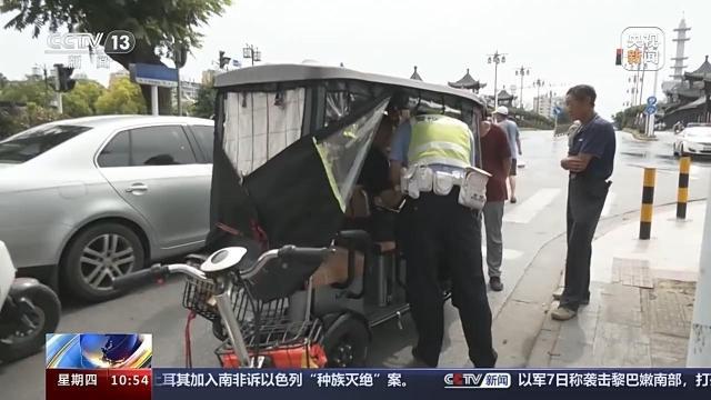 风挡雨篷变“夺命伞”?交警提示:电动车不装它行驶更安全 风挡雨篷变“夺命伞”?交警提示:电动车不装它行驶更安全