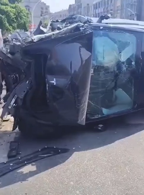 温州乐清一辆特斯拉冲撞多辆电瓶车后损毁严重，当地：有2人受伤，交警正处理