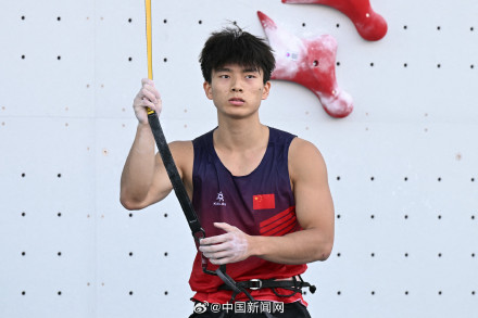 伍鹏男子速度攀岩银牌