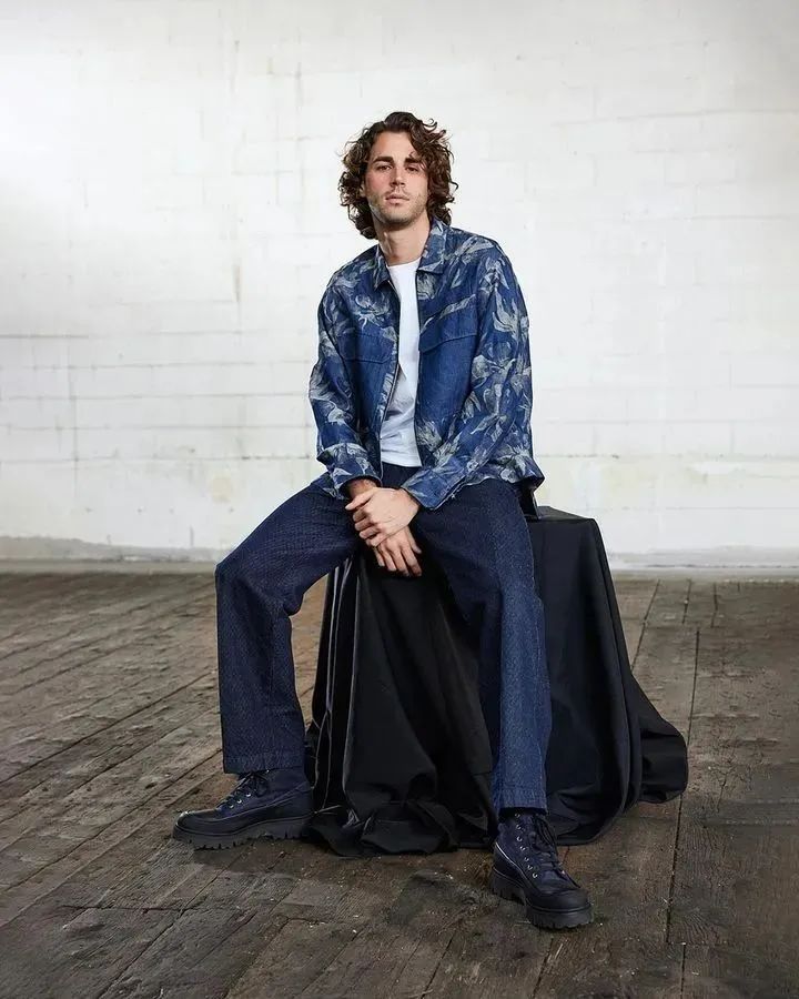 婚戒掉塞纳河了，他想用金牌“补救”下