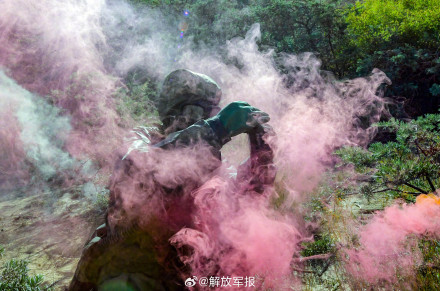 屏住呼吸！看防化分队综合防护演练