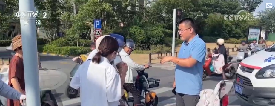 江苏扬州:高温下转运病人 急救人员和时间赛跑 江苏扬州:高温下转运病人 急救人员和时间赛跑