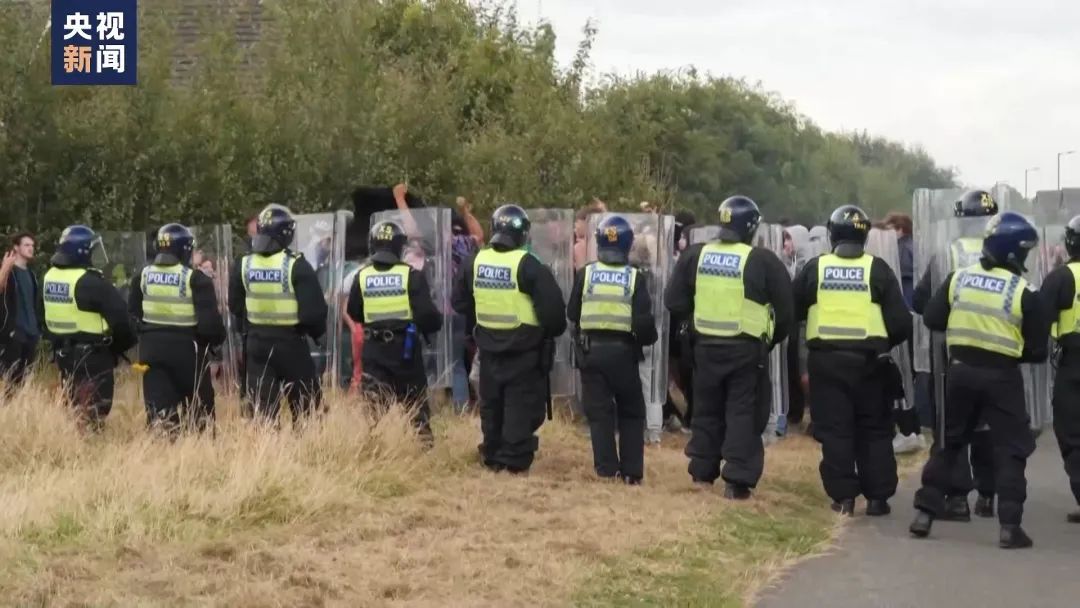 打砸抢烧！英国爆发13年来最大规模骚乱