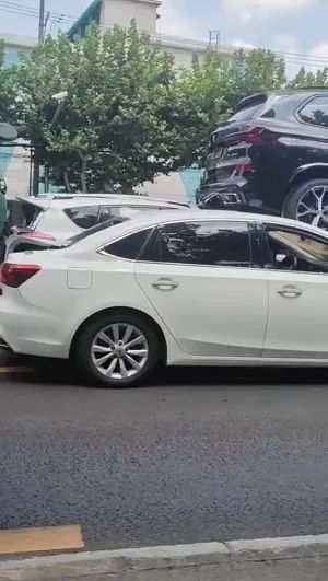 惊险！“接连几声巨响”，上海市中心5车追尾，万幸无人伤亡