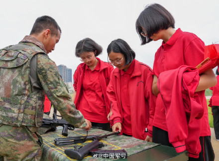 张桂梅携师生们走进空军雷达部队
