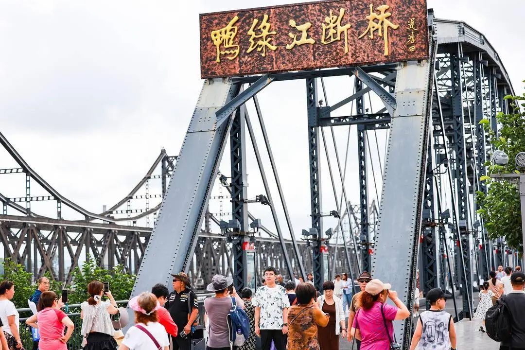 江水退了！这是鸭绿江畔现在的样子