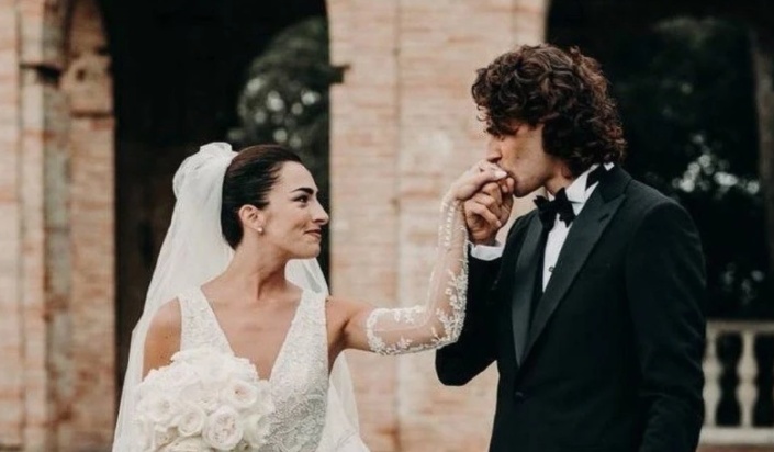 婚戒掉塞纳河了，他想用金牌“补救”下