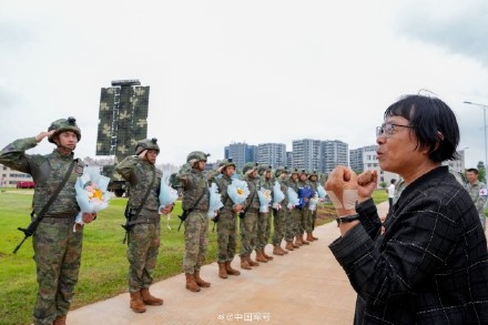 张桂梅携师生们走进空军雷达部队