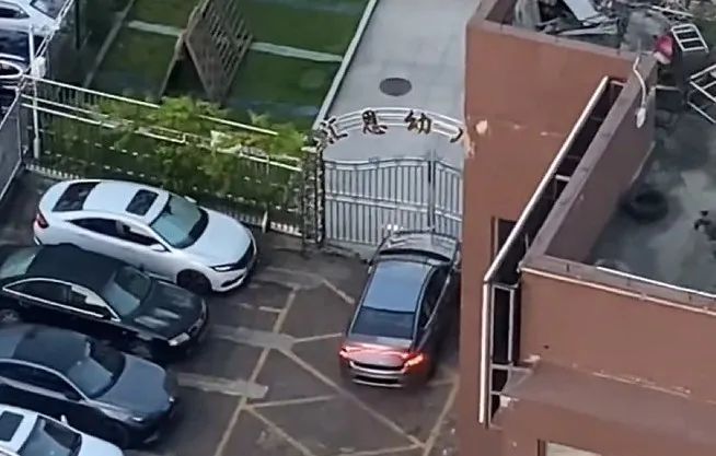 男子疯狂踢踹多车后视镜 驾车撞开幼儿园铁门，警方通报→