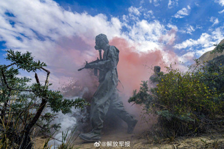 屏住呼吸！看防化分队综合防护演练