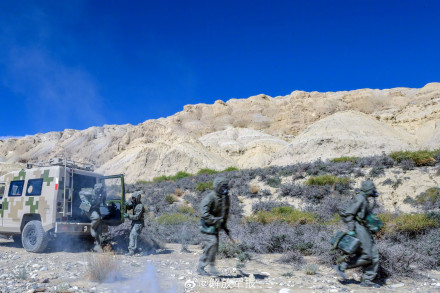 屏住呼吸！看防化分队综合防护演练