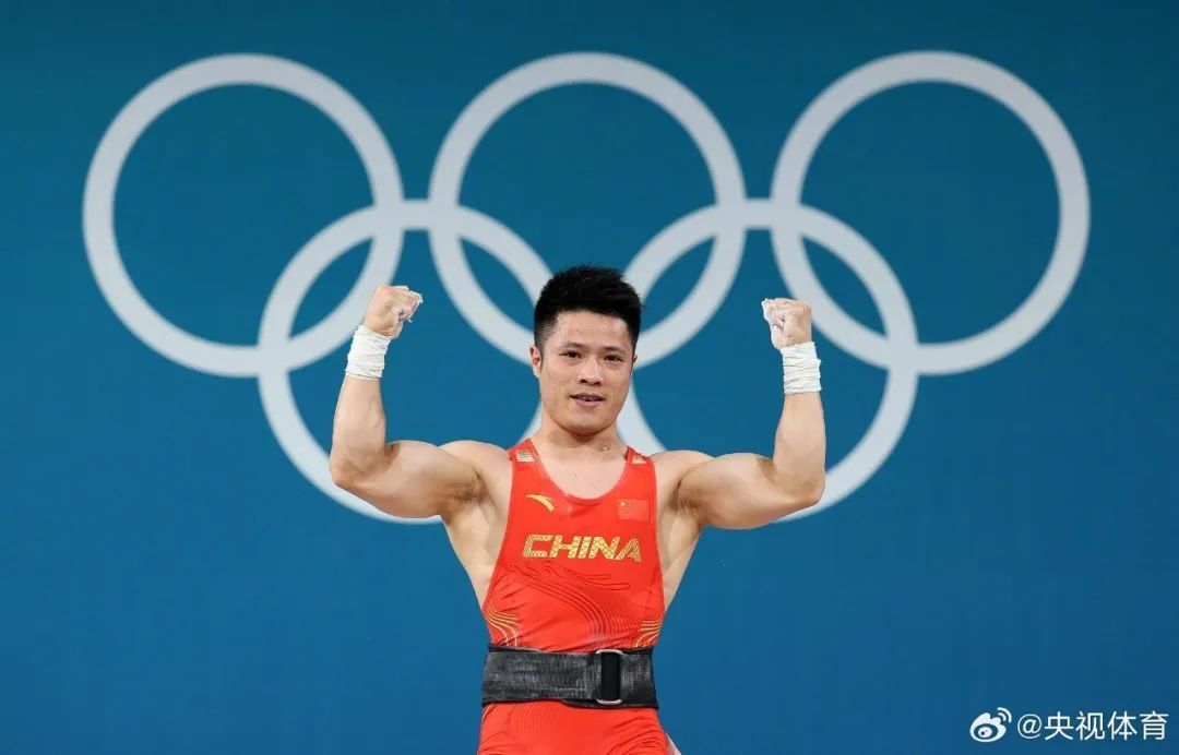 中国力士闪耀巴黎！李发彬卫冕举重男子61公斤级冠军
