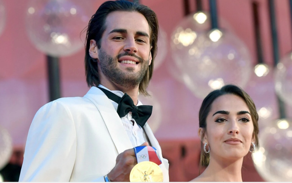 婚戒掉塞纳河了，他想用金牌“补救”下