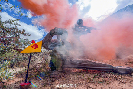 屏住呼吸！看防化分队综合防护演练