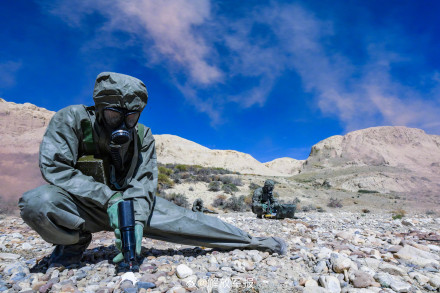 屏住呼吸！看防化分队综合防护演练