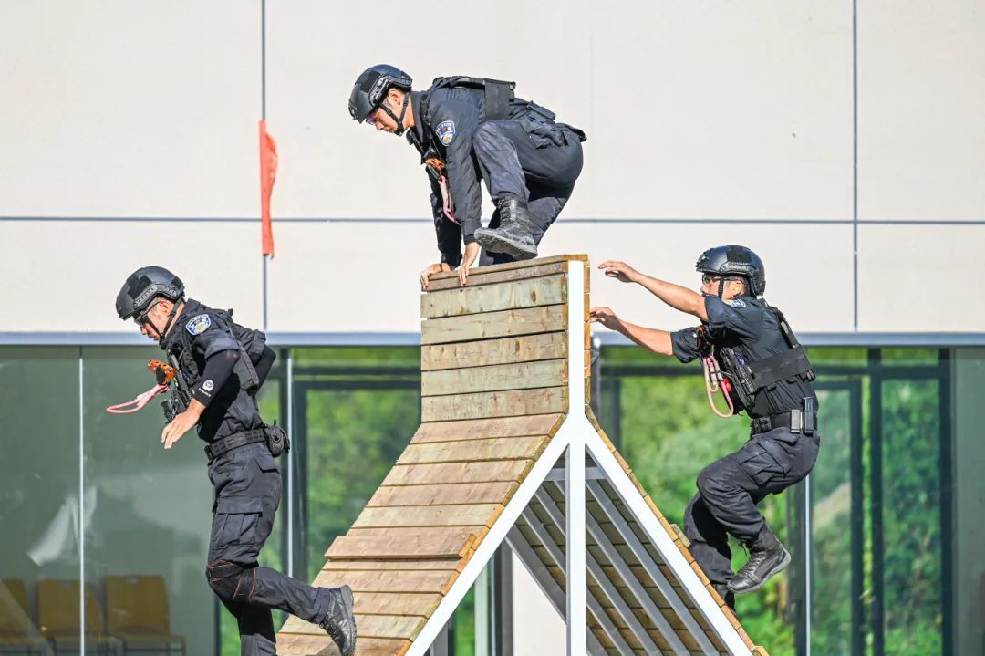 三伏天的硬汉!直击特警练兵现场! 三伏天的硬汉!直击特警练兵现场!