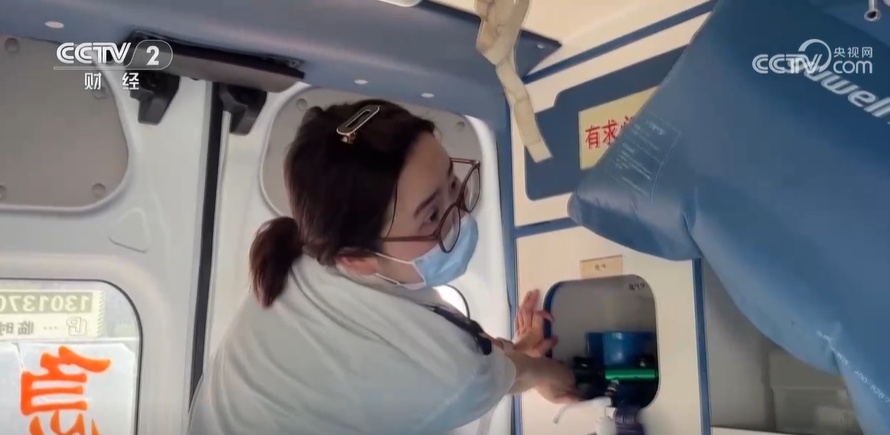 江苏扬州:高温下转运病人 急救人员和时间赛跑 江苏扬州:高温下转运病人 急救人员和时间赛跑