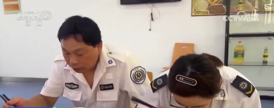 江苏扬州:高温下转运病人 急救人员和时间赛跑 江苏扬州:高温下转运病人 急救人员和时间赛跑