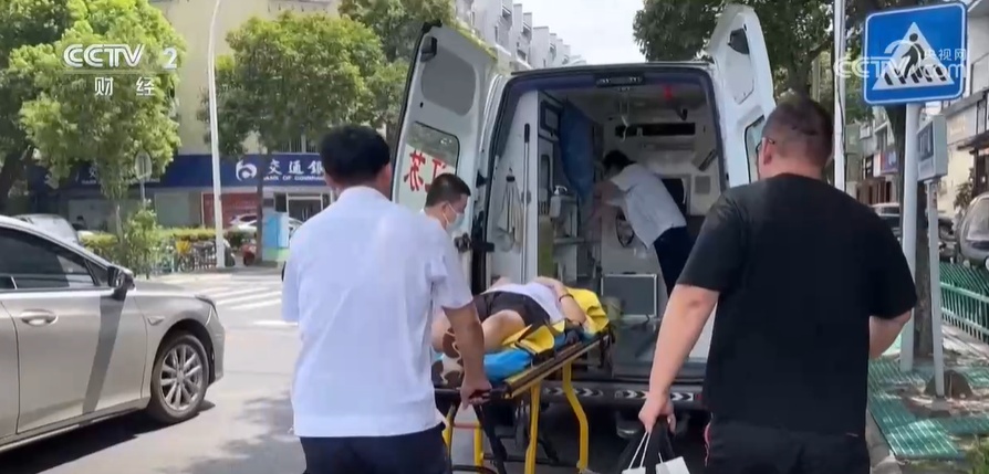 江苏扬州:高温下转运病人 急救人员和时间赛跑 江苏扬州:高温下转运病人 急救人员和时间赛跑