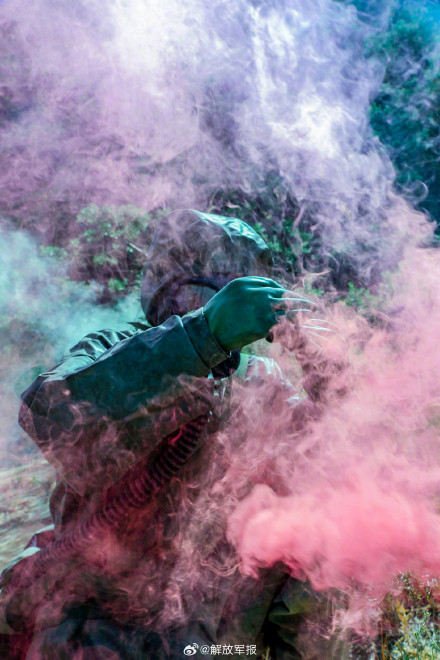 屏住呼吸！看防化分队综合防护演练