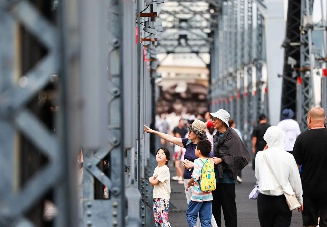 江水退了！这是鸭绿江畔现在的样子